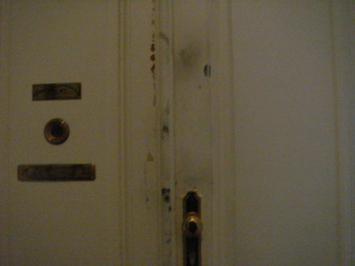 壊されたドアと指紋採取跡DSC03698.jpg